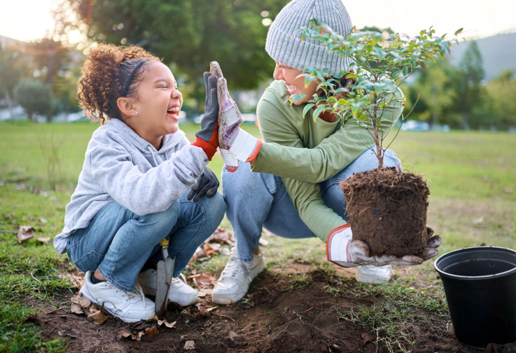 Mutter und Tochter pflanzen Baum Mama_Tochter_Gaertners.jpg