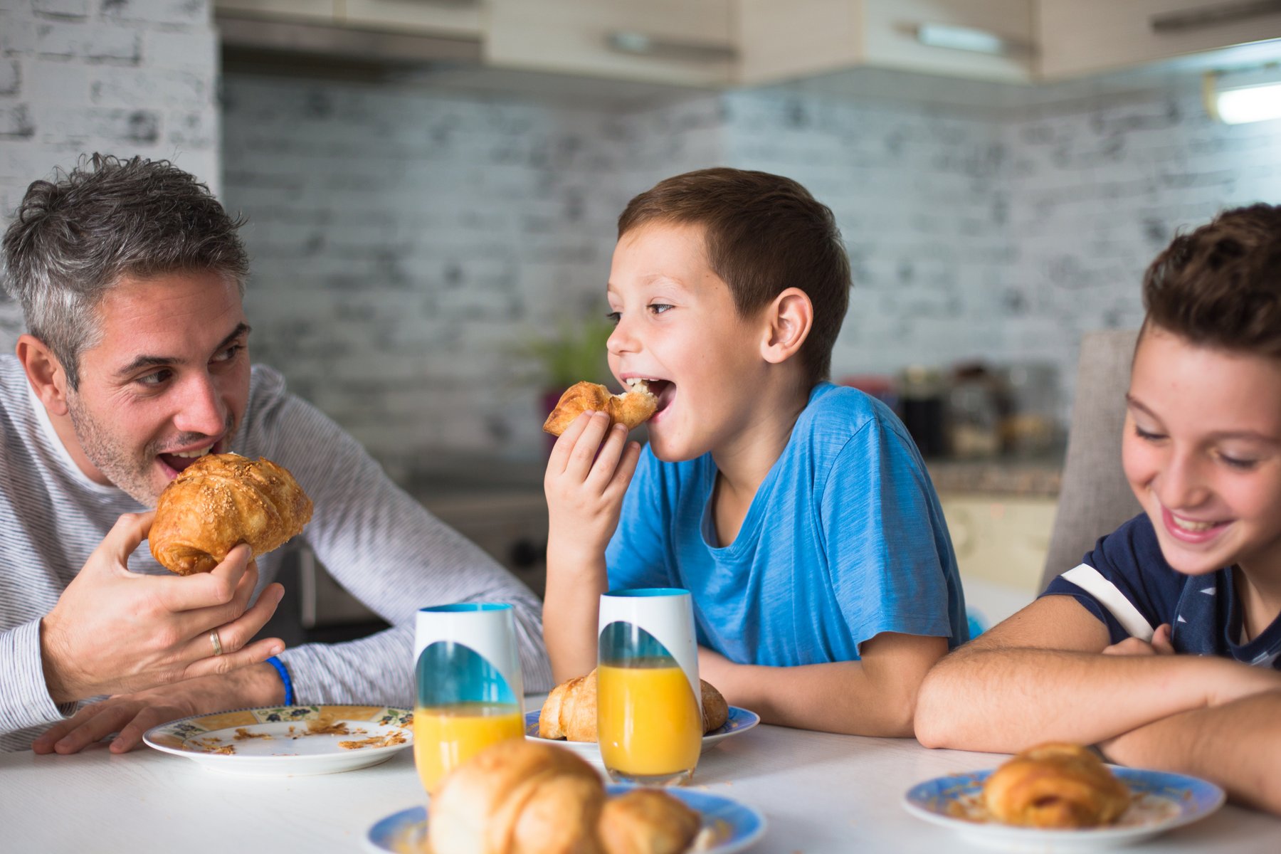  Glueckliche_Familie_Fruehstueck_01.jpg
