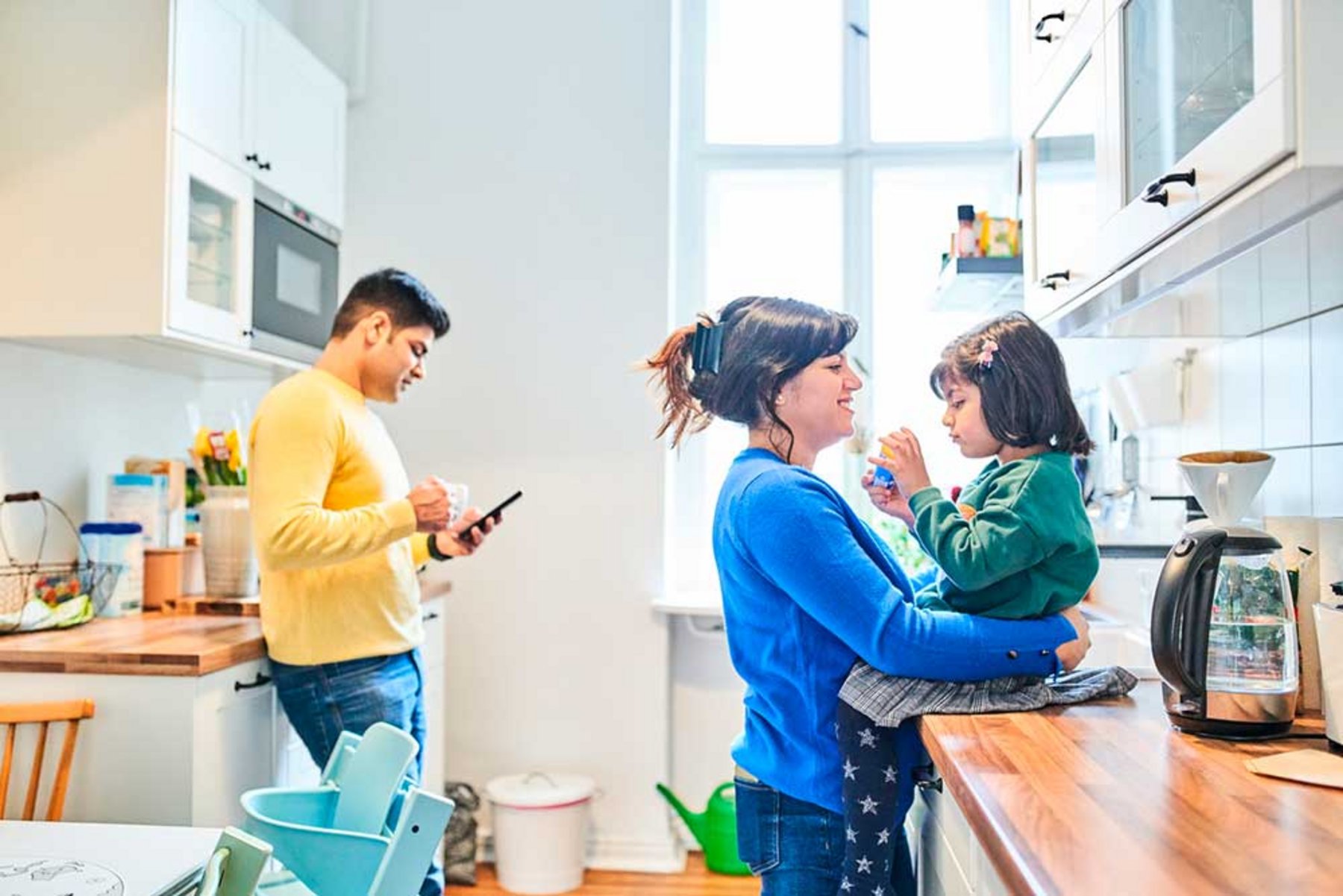 Familie_in_Kueche_sucht_Oekostromanbieter.jpg