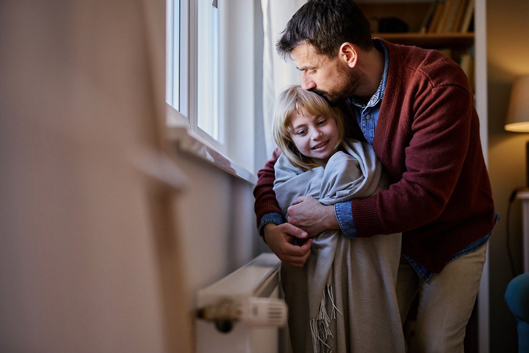 Vater und Tochter an der Heizung  Vater_mit_Tochter_Heizung_Energiespartipps.jpg