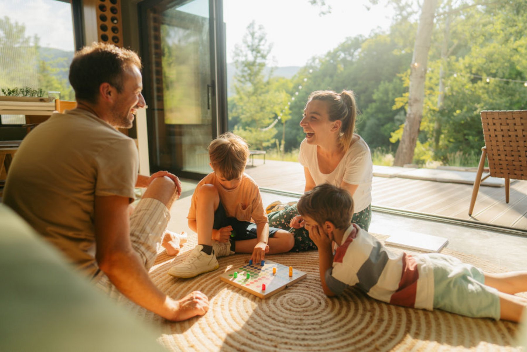  Familie_spielt_im_Wohnzimmer.jpg
