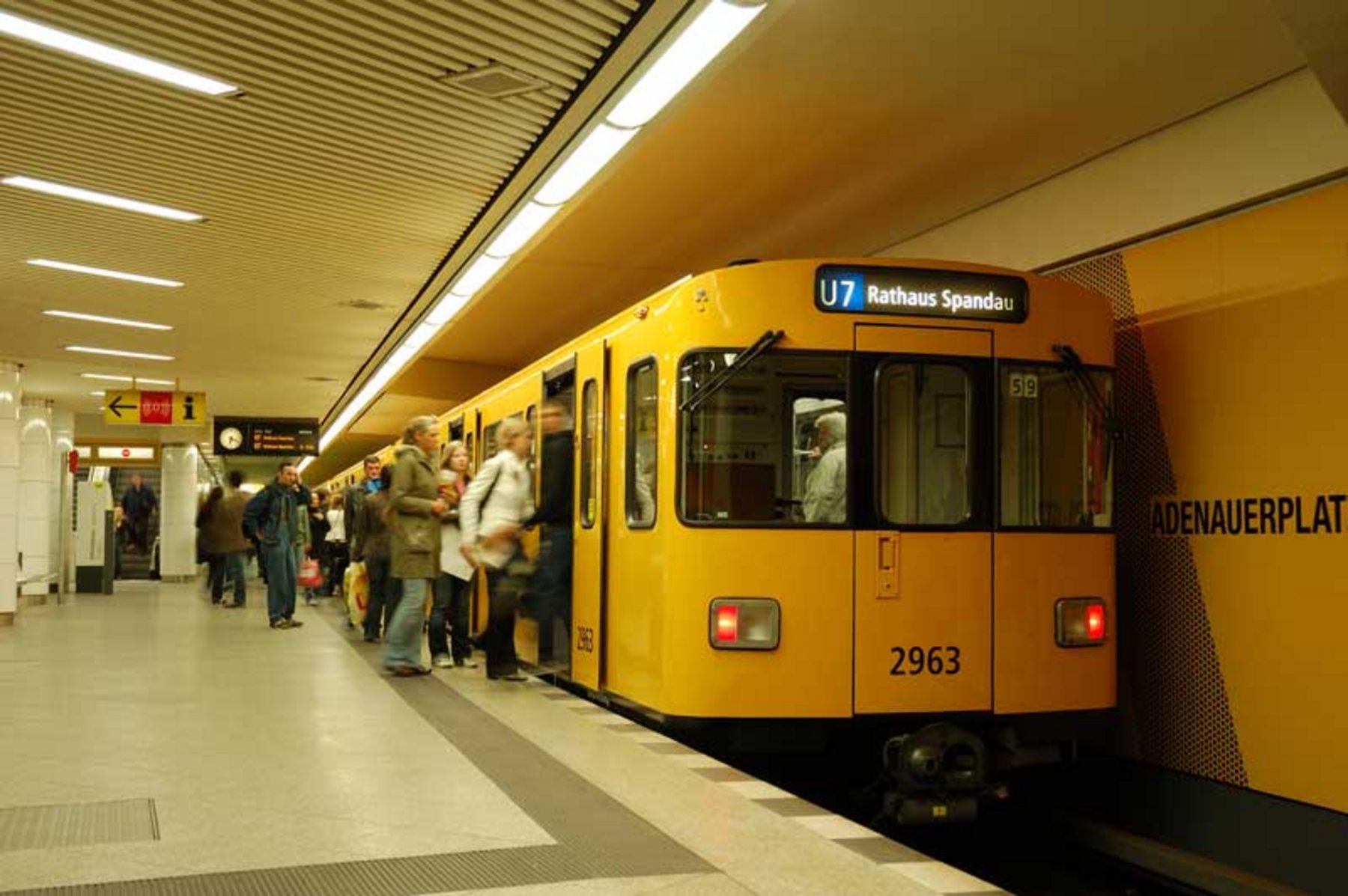 Berlin U-bahn Rathaus Spandau Menschen steigen ein und aus Berlin_Ubahn_web.jpg