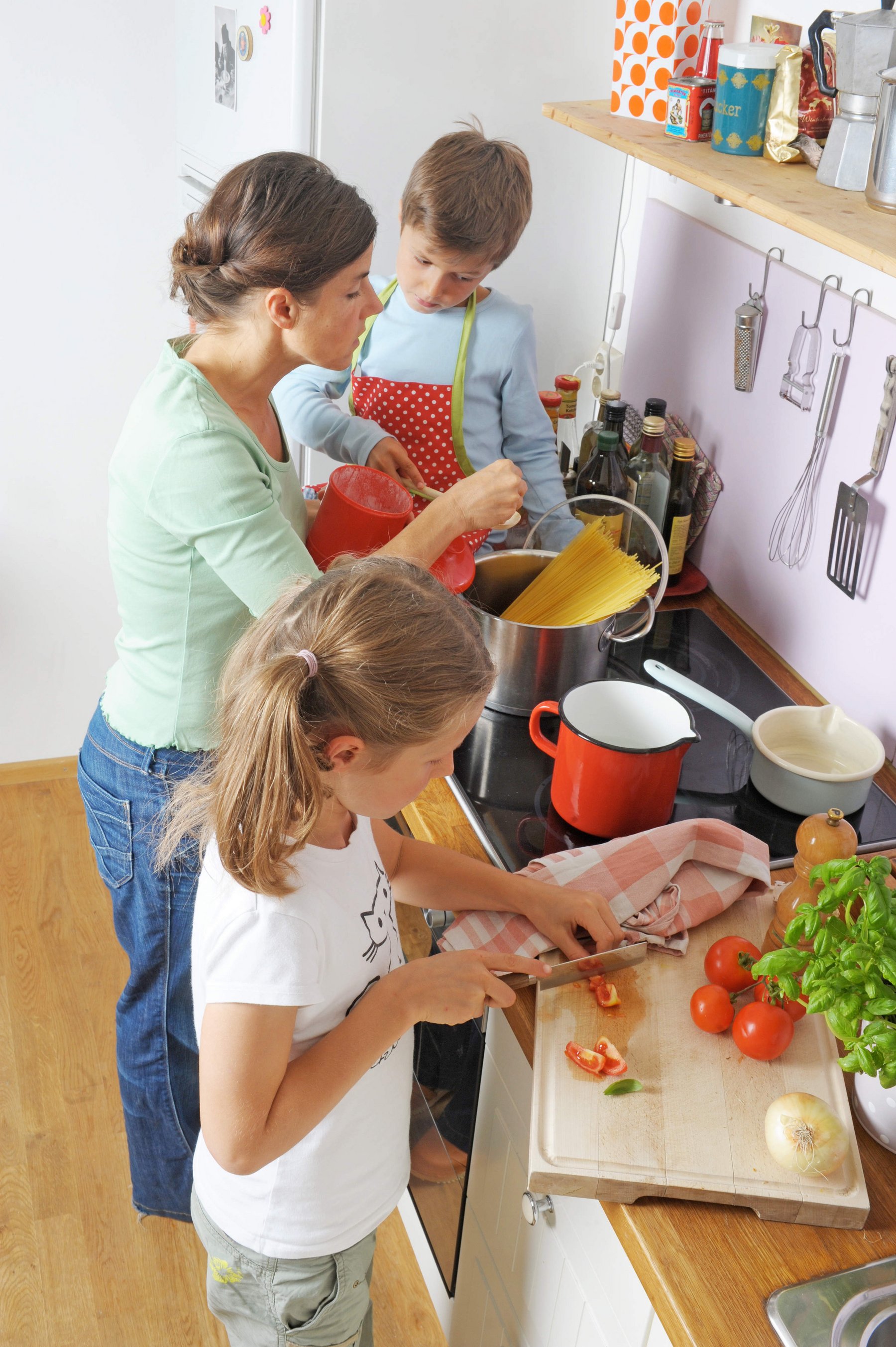 Drei Personen kochen Familie_3_Personen_kochen.jpeg