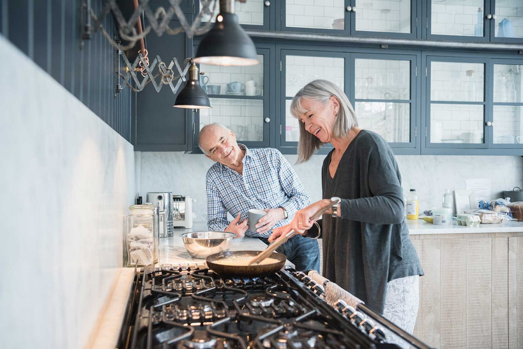 Zwei Personen kochen zusammen an einem Gasherd oekogas_zuhause_brillant-energie.jpg