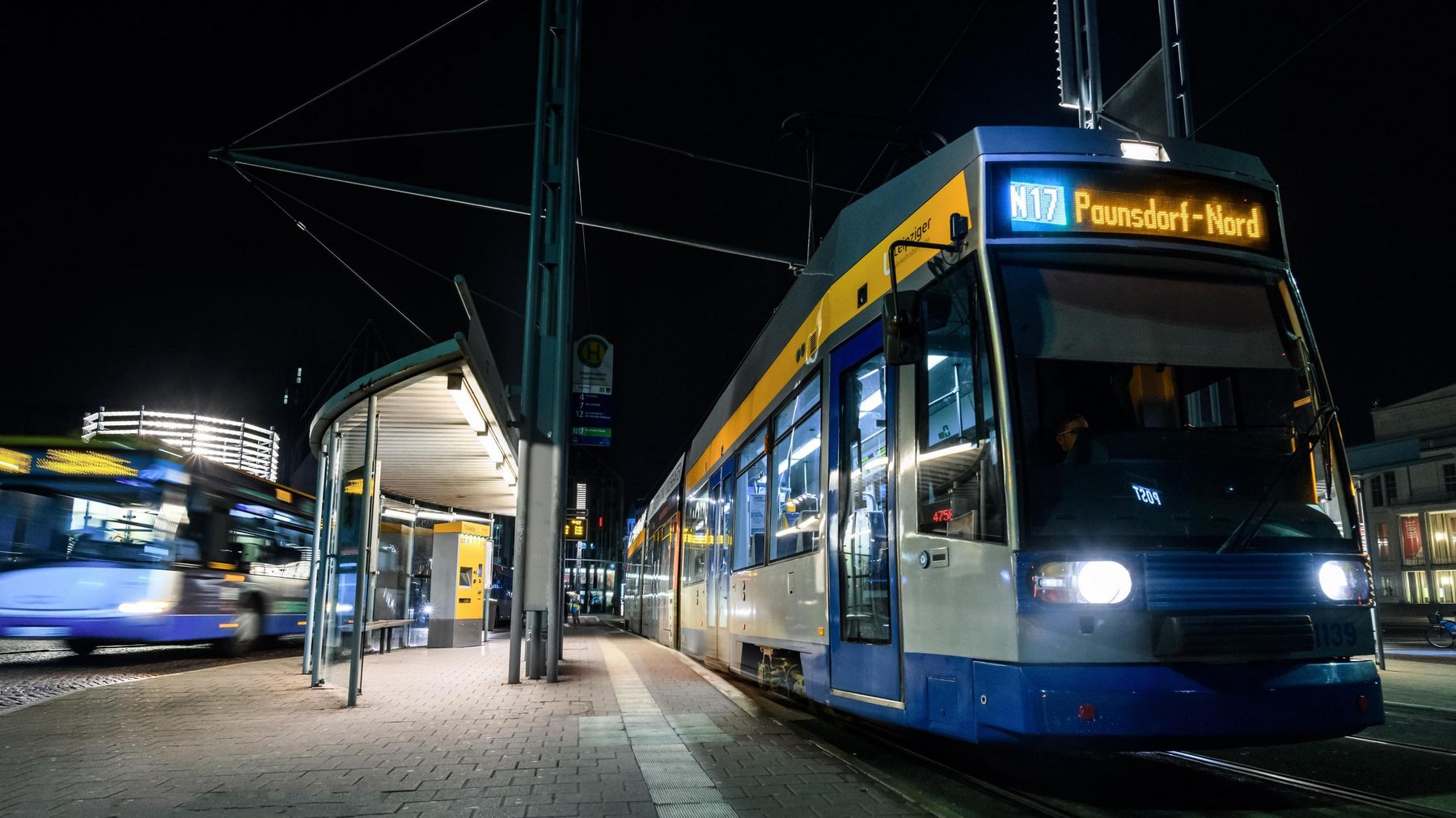Frau mit grünen Oberteil vor einem Nachthimmel Verkehrsbetriebe-Nightliner-N17-EK-5770-16zu9.jpg