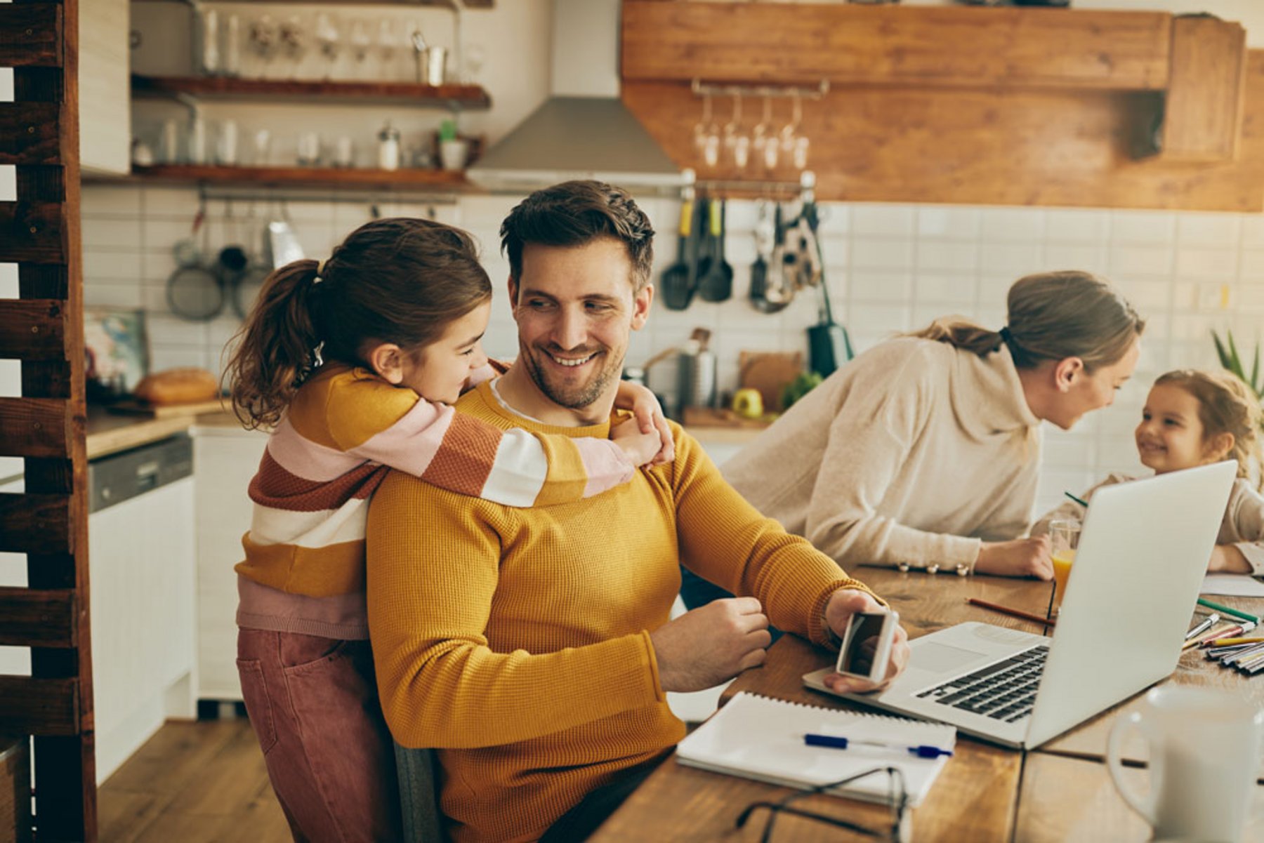 Familie am Schreibtisch Vater_Kinder_Home.jpg
