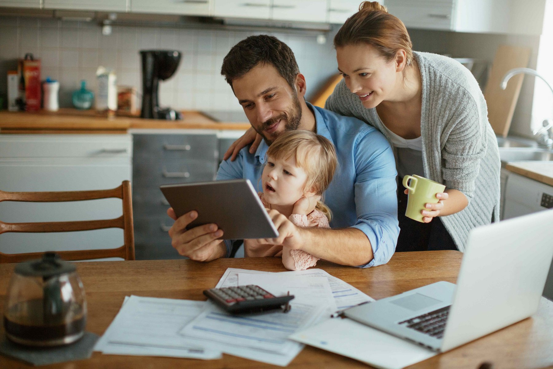 Eine Familie schaut auf ein Tablet Familie_mit_kind_Tablet.jpeg