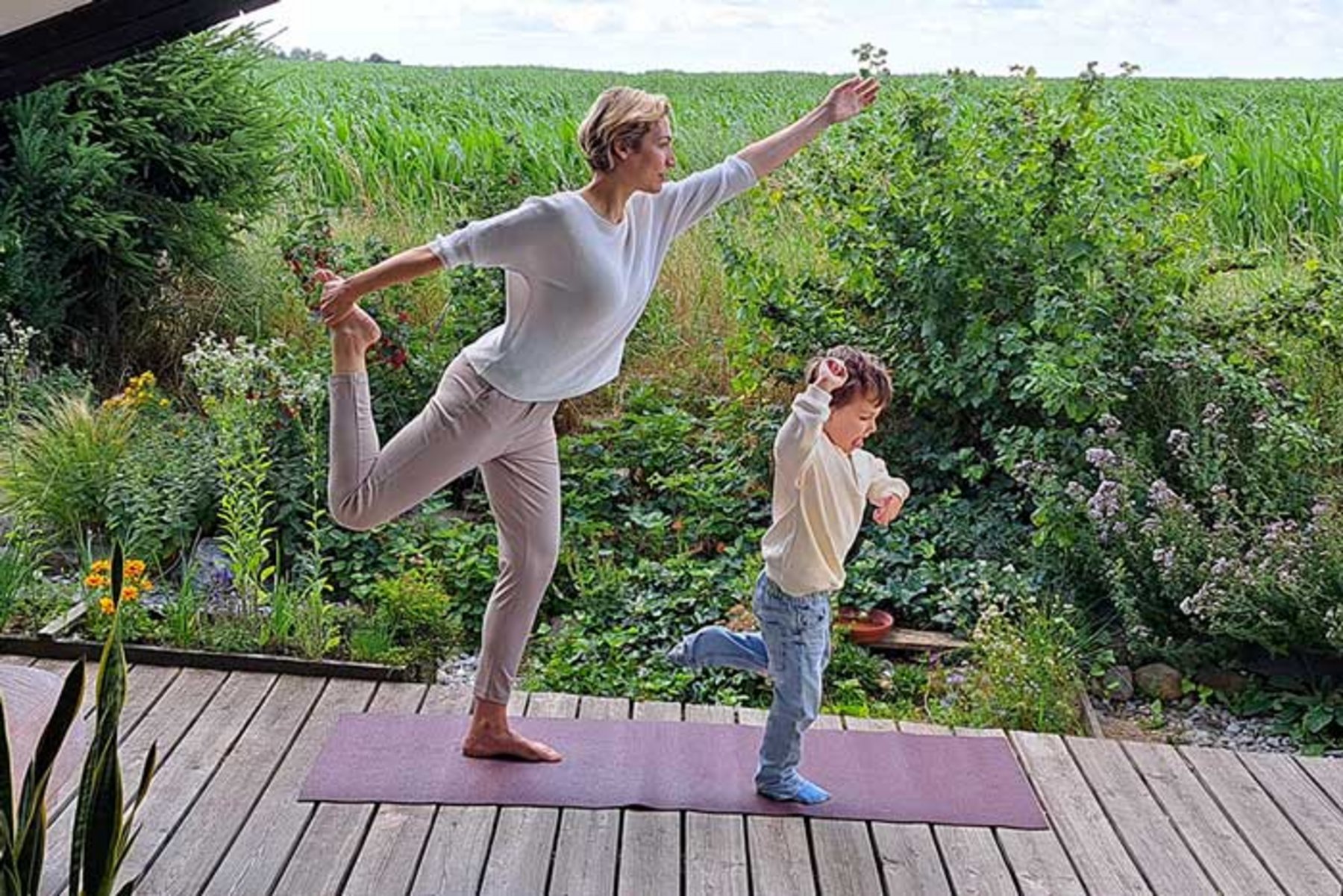 Eine Frau und ein Kind machen Yoga Brillant_Energie_familiaer_flexibel.jpg