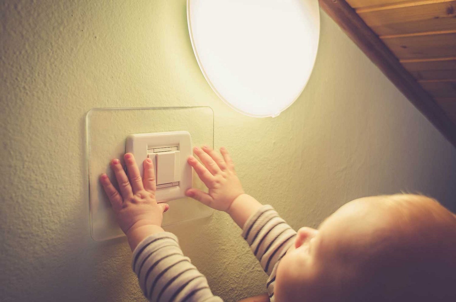 Ein Baby an einem Lichtschalter Baby_Lichtschalter_Stromverbrauch.jpg