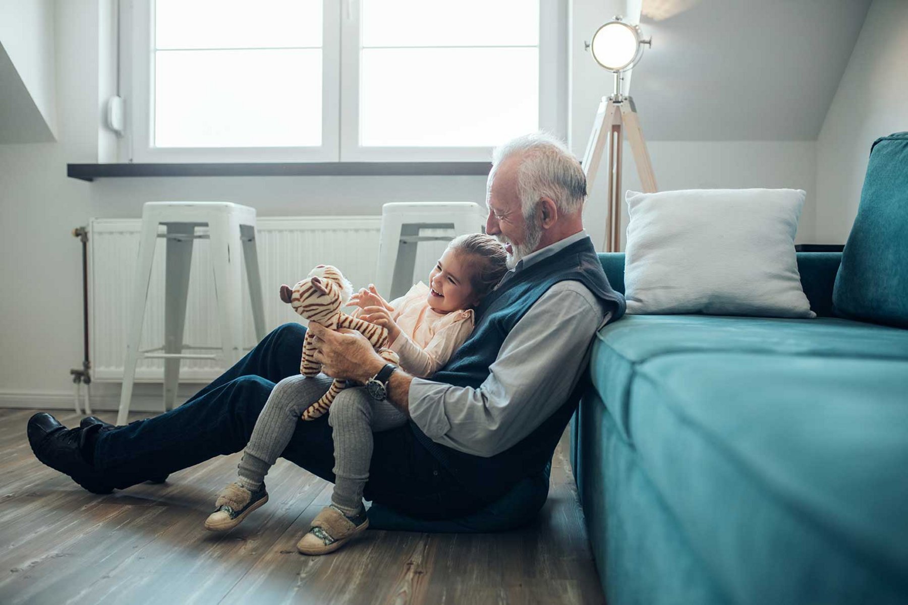 Ein Opa sitzt mit seinem Enkel an einem Sofa Brillant_Energie_Dein_vertrauenswueriger_Partner.jpg