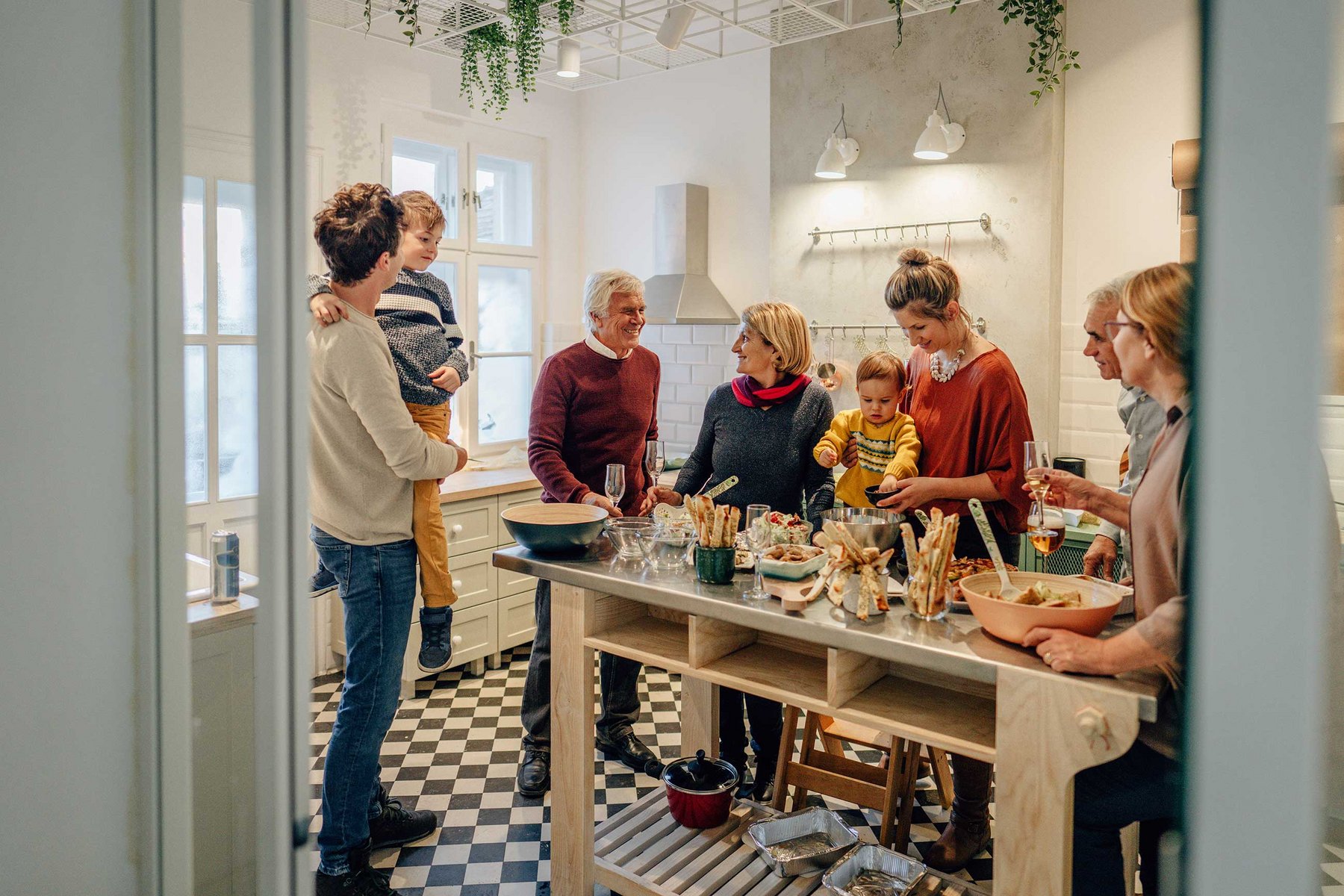 Eine Familie steht zusammen in der Küche Brillan_energie_ist_familiear.jpg