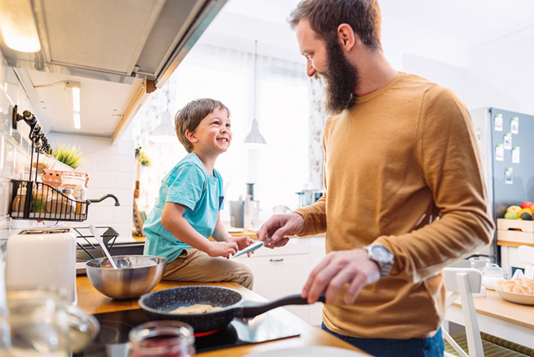 Ein Mann kocht zusammen mit einem Kind Mann_kocht_mit_sohn.jpg