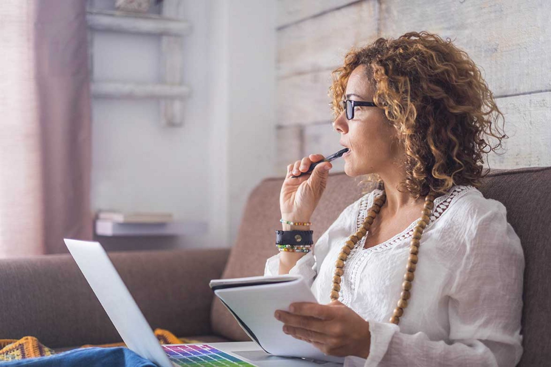 Eine Frau mit Laptop auf einem Sofa Oekostrom_brillant-energie-woher.jpg