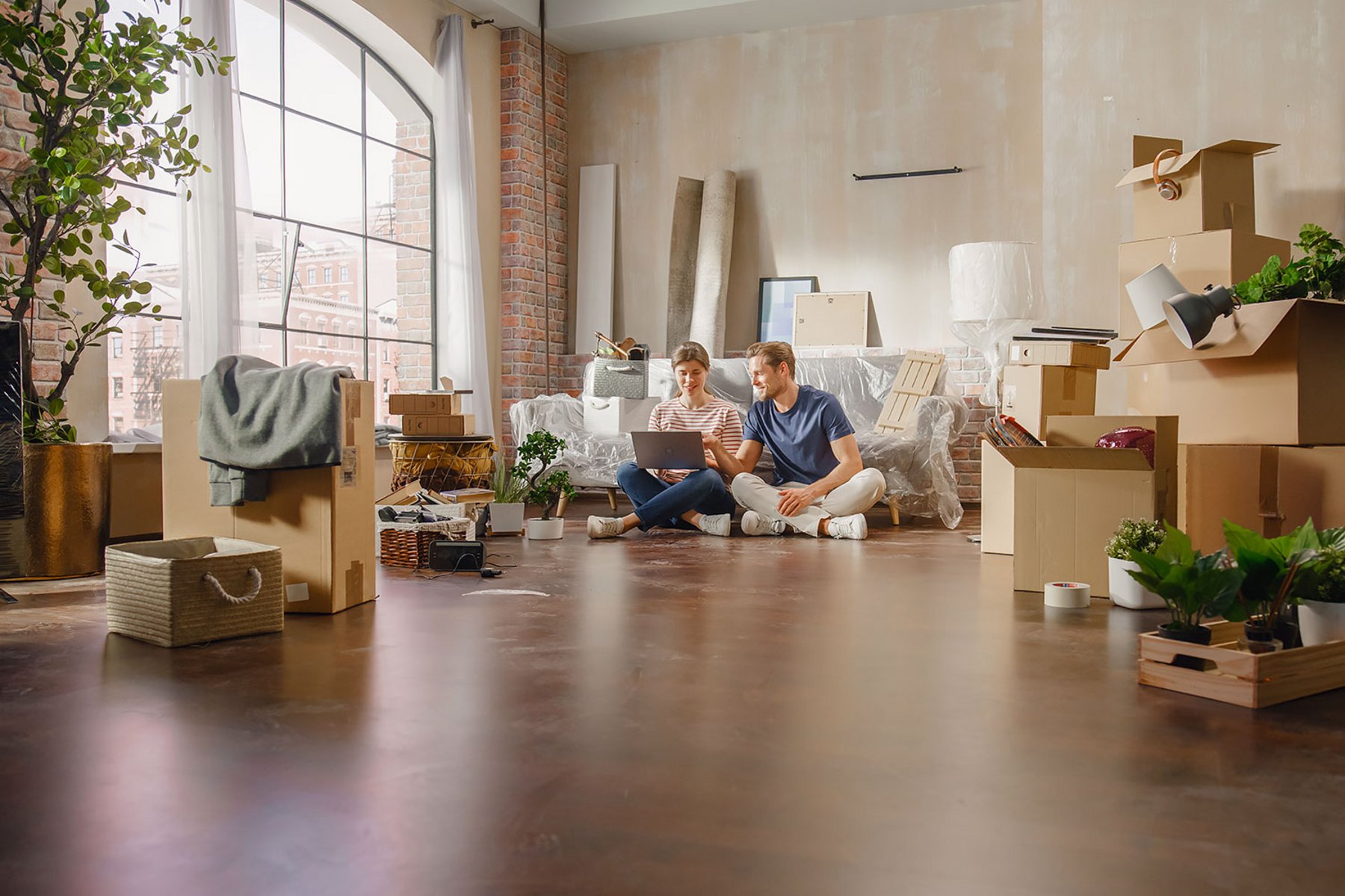 Ein Zimmer mit Umzugskartons Strom_an-und-abmelden_Beispiel_Umzug_Brillant_Energie.jpg